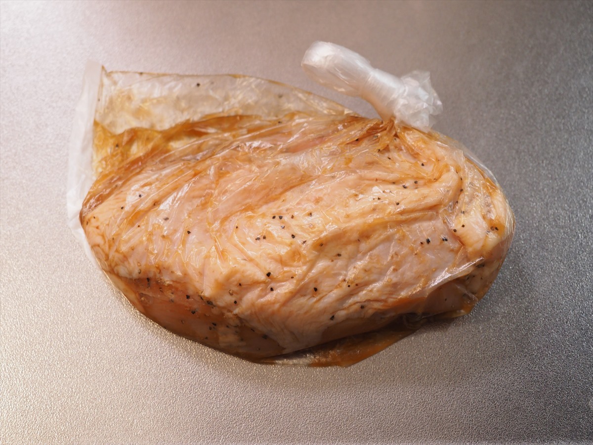 鶏むね肉をポリ袋に入れ、Aを加えて室温で15～30分置きます。