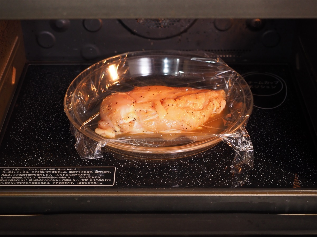 耐熱皿に漬け汁ごと入れて電子レンジ加熱。途中返して加熱むらを防ぎます。