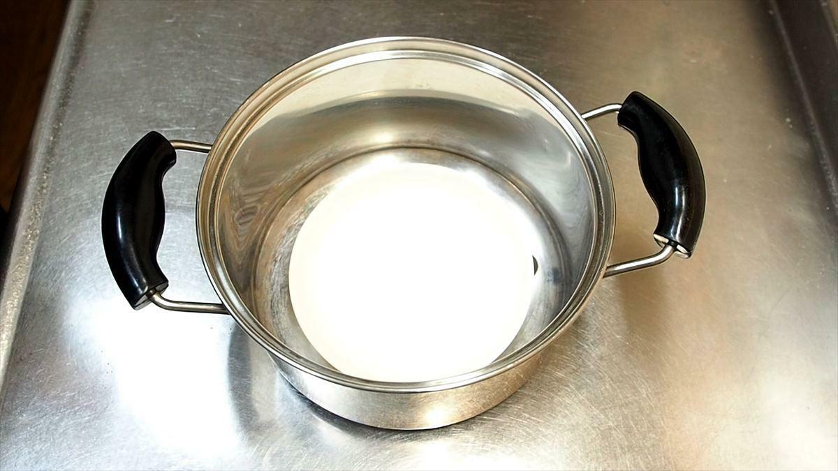 スプーンの上に皿をのせます。皿は鍋の直径よりかなり小さめのものを使います。