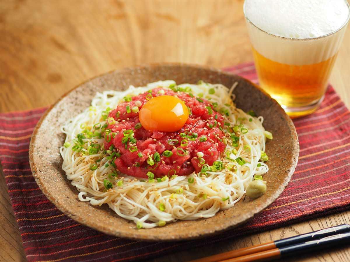 ネギトロ油そうめんの出来上がり。お好みで濃い口しょうゆをかけて頂きます。