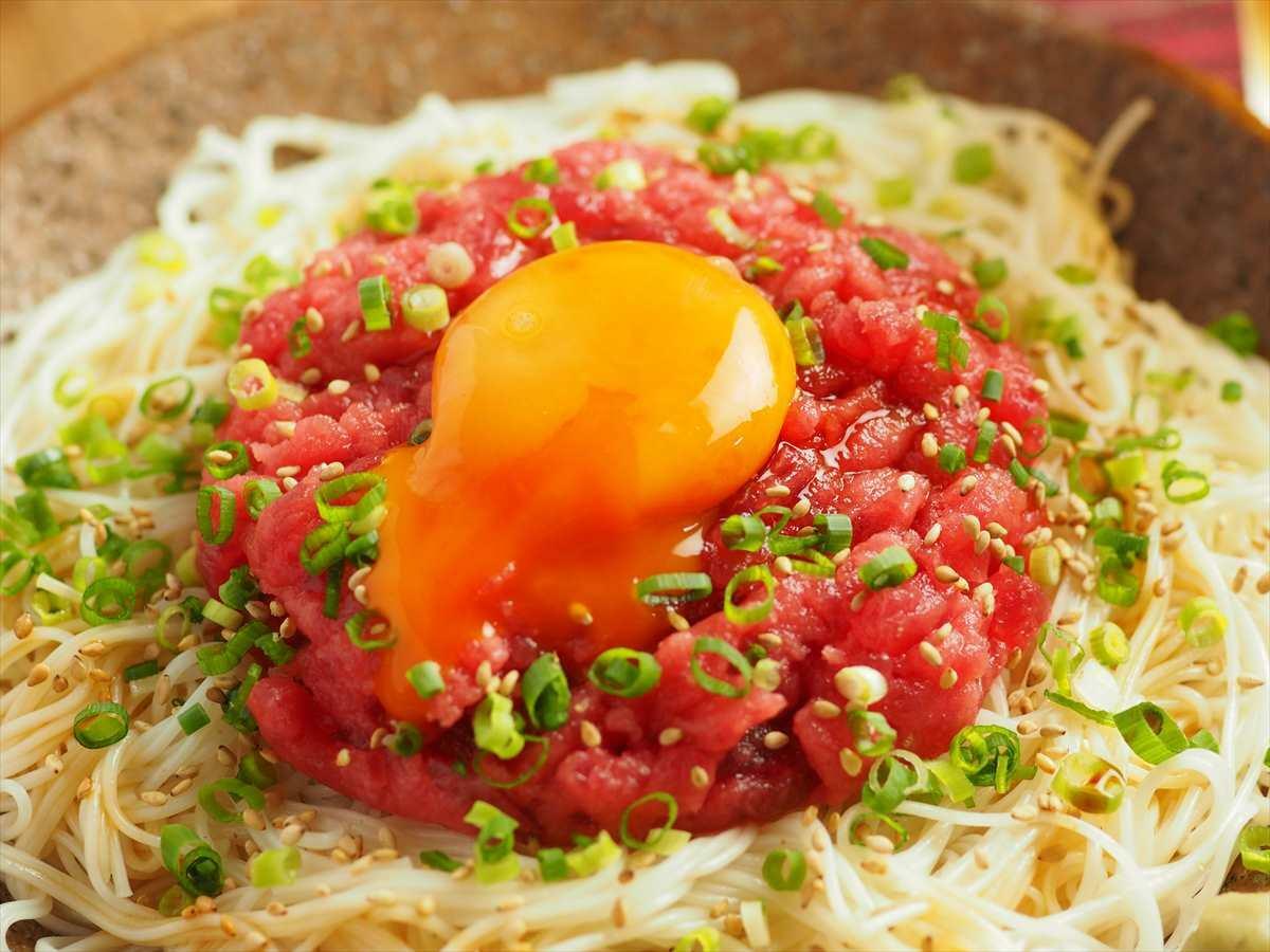 卵黄を潰し、ネギトロと油そうめんにまぶして食べると最高です。