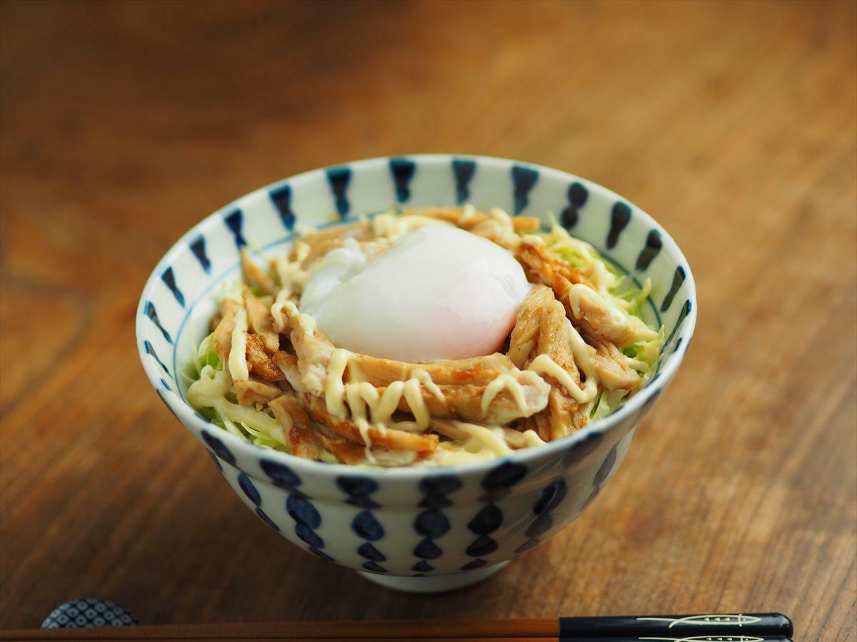 簡単温泉卵とサラダチキン、レタスの丼です。