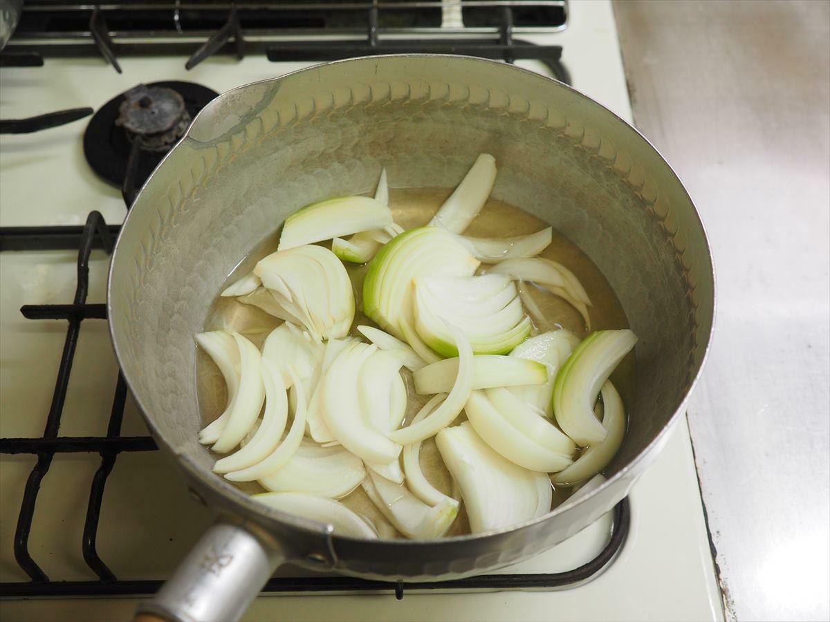 玉ねぎに熱を入れて甘味を出します。