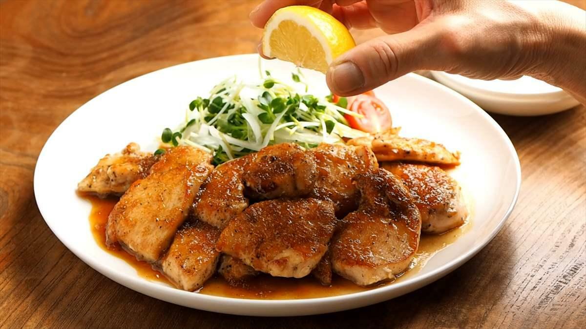 食べる直前にレモン果汁をかけて、爽やかな香りと酸味を入れます。