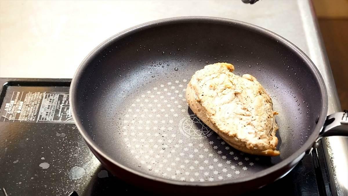 皮目に焼き目をつけます。皮に焼き目をつけると香ばしさが入り、余分な脂が抜けてヘルシーになります。焼き目は皮だけにつけます。身にはつけません。