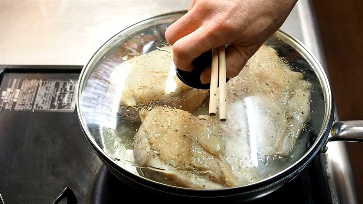 肉を返して弱火で更に15分加熱。