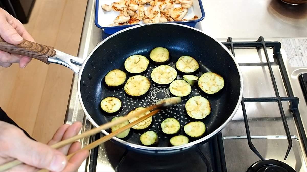 茄子も焼き目をつけて取り出します。