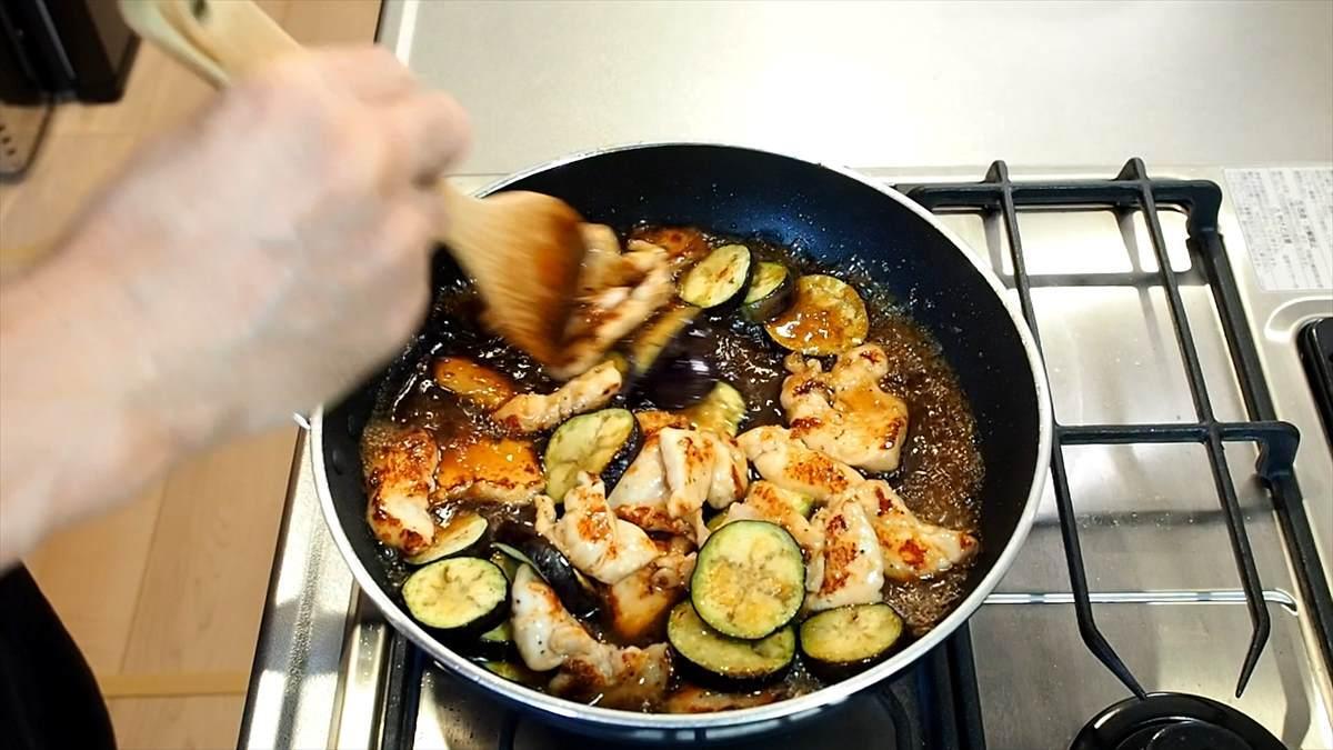 鶏むね肉と茄子を戻して生姜焼きのタレと絡める。