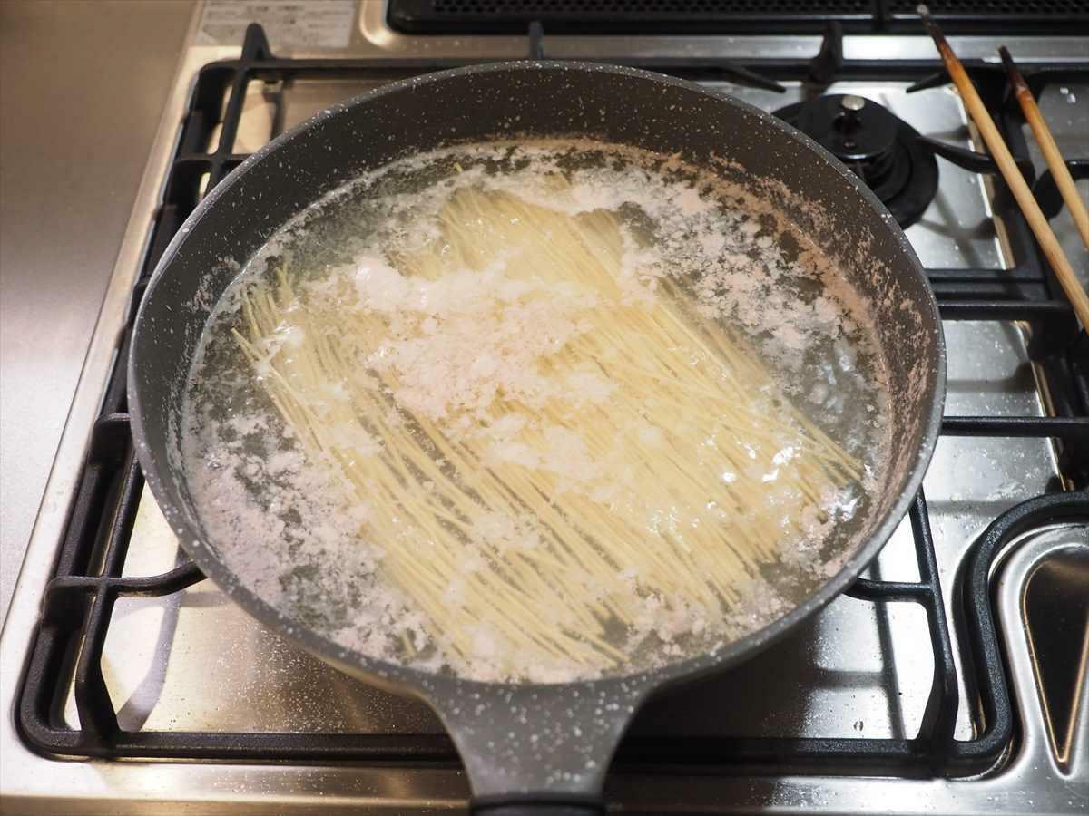 しゃぶしゃぶしたお湯で麺を茹でます。