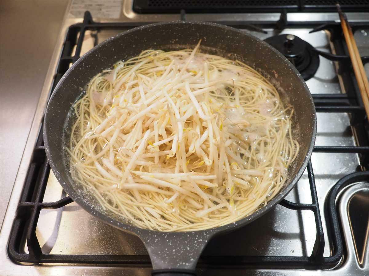 麺が茹で上がる1分前にもやしを入れます。