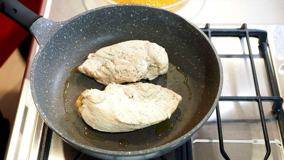 皮に焼き目をつけます。