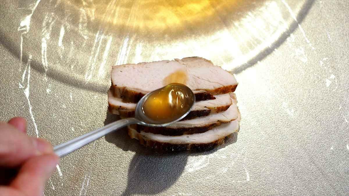 自家製サラダチキン1/4枚分（これが1食分、タンパク質15g）をラップの上に広げ、少量の蒸し汁をかけて包んでから冷凍します。