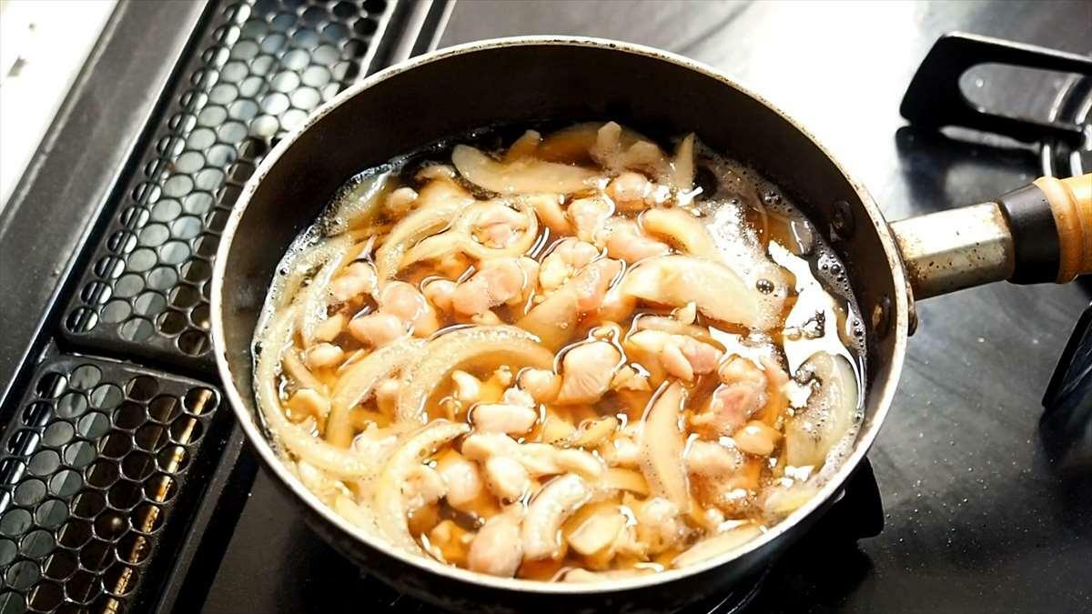 小フライパンに丼汁、豚肉を入れて煮立てる。