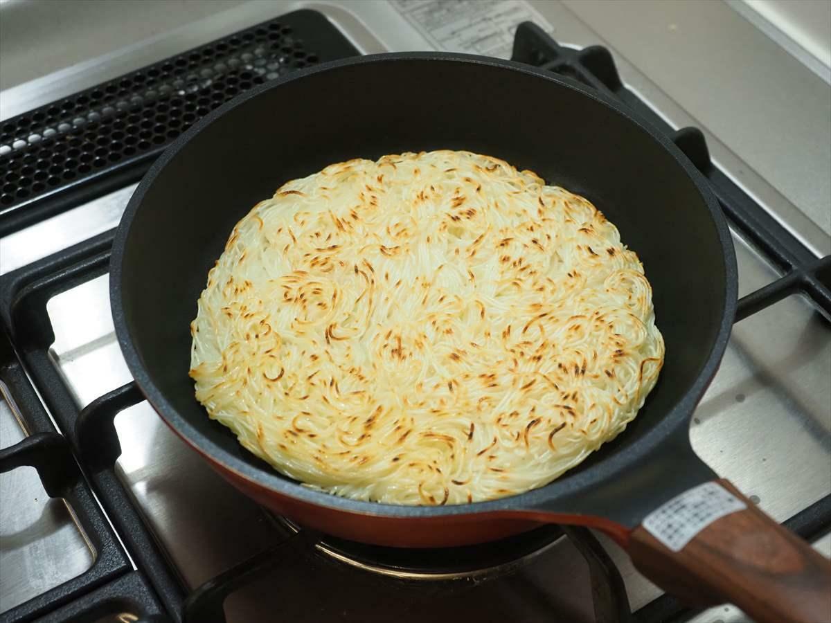 茹でたそうめんをフライパンで円盤状に焼くと固焼きそうめんになります。表面カリッと中はそうめんで、色々なアレンジができます。