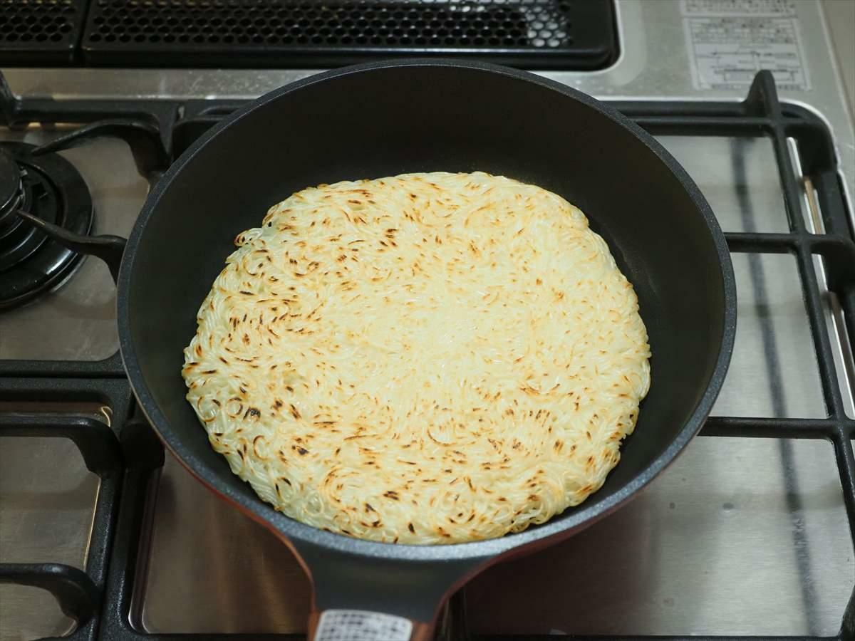 時間をかけて両面に焼き目をつけます。これにしょう油をかけて食べても美味しいです。