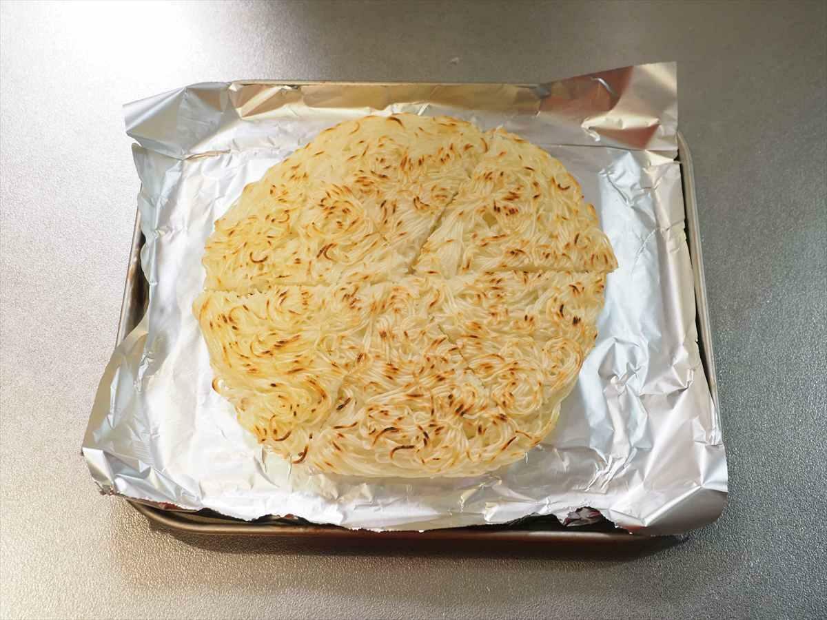 固焼きそうめんはピザカットしてからピザソースを塗り、具材をのせます。