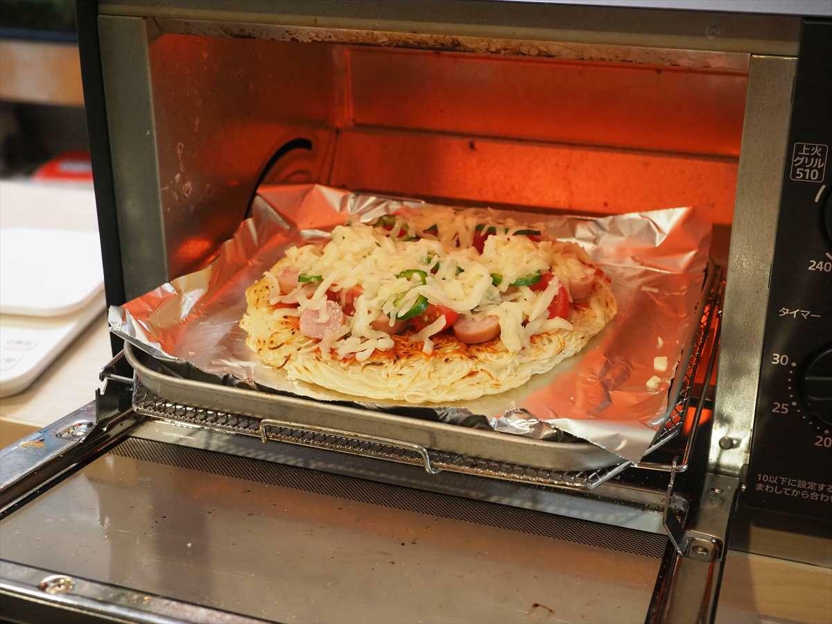 オーブントースター、もしくはオーブンで焼きます。魚焼きグリルの上面焼き弱火で焼いてもいいです。