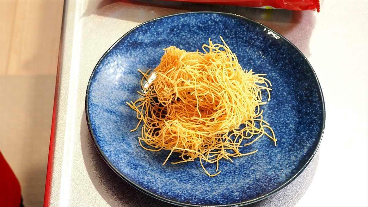 パリパリ麺は4つくらいに割って盛り付けます。食べやすくなり、立体的な盛り付けができます。