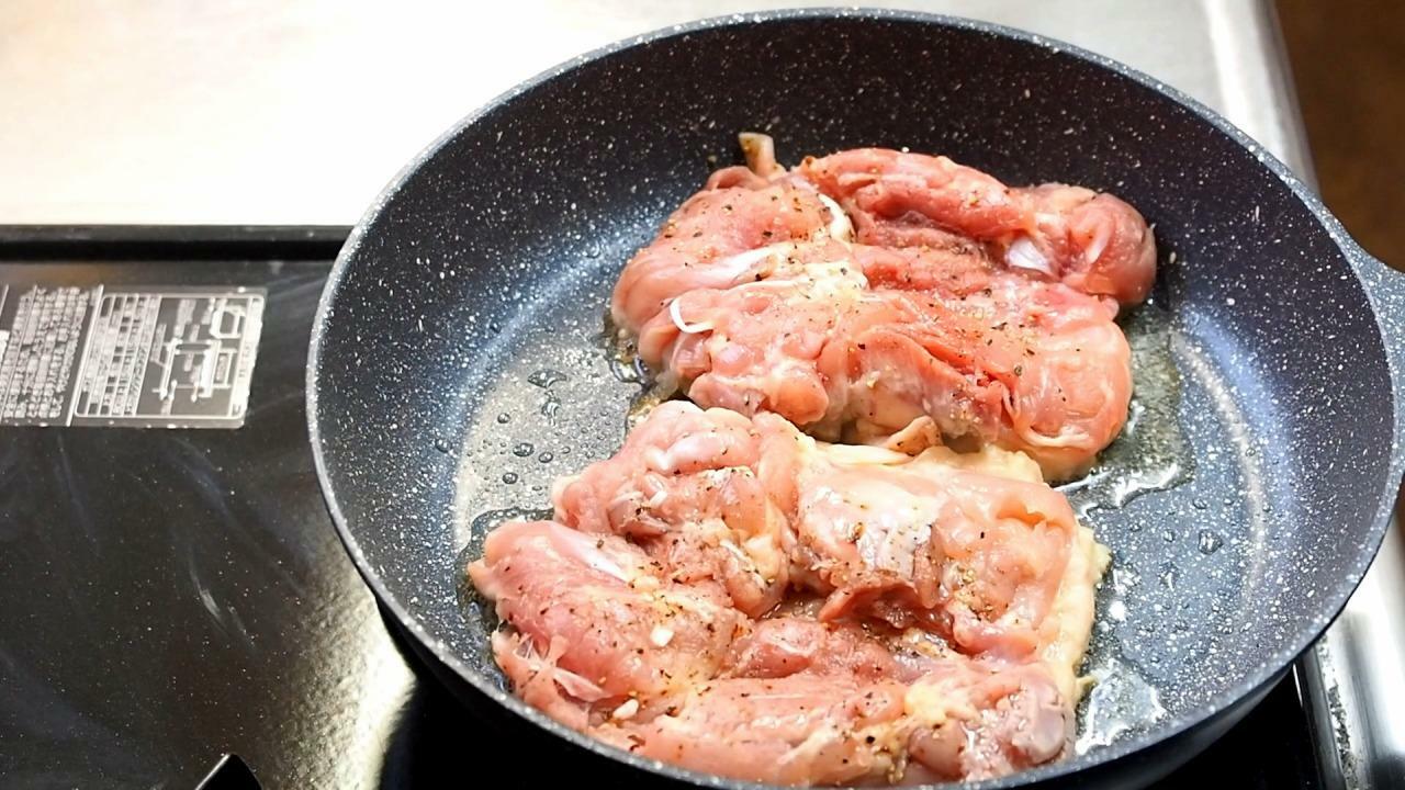 皮目を弱火でじっくり焼きます。皮を時間をかけてカリカリの唐揚げにする感じです。