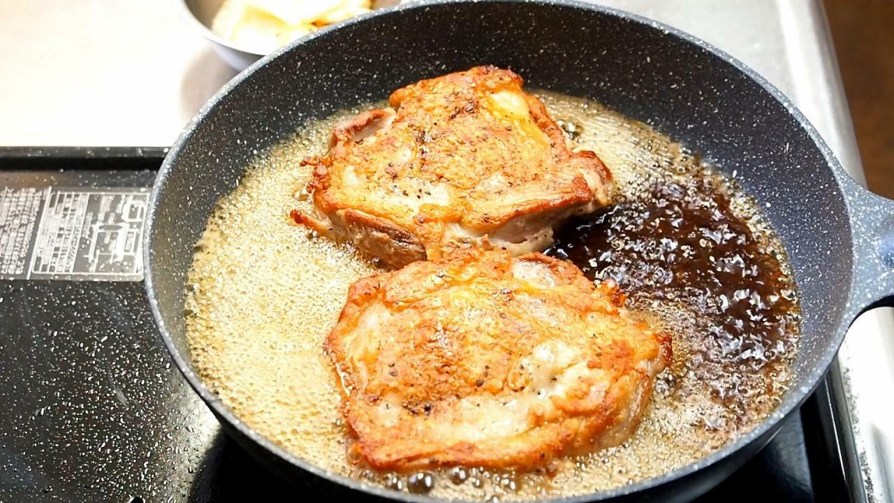 照り焼きタレを加え、煮立たせながら絡めます。