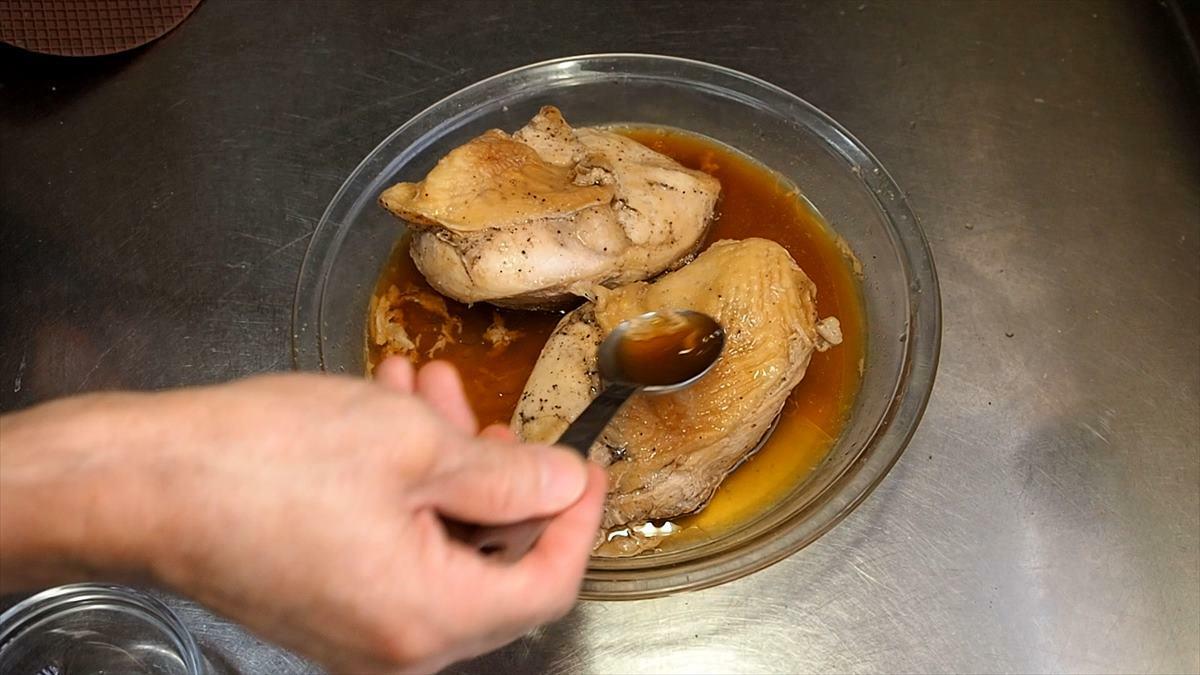 加熱が終わったら、耐熱皿に出ている肉汁を鶏むね肉にかけます。