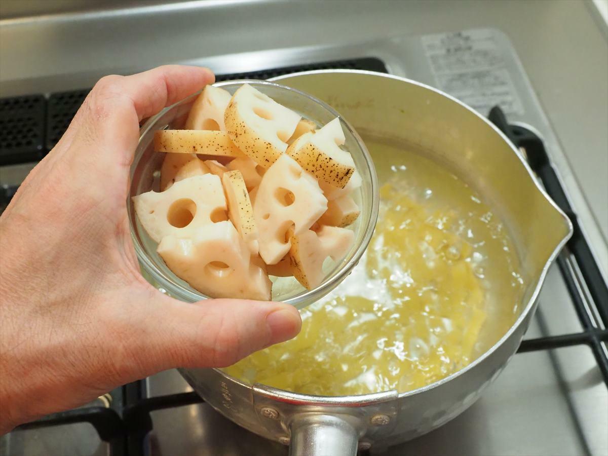 蓮根はマカロニと一緒に薄い塩味のお湯で茹でます。下茹でと下味を入れます。