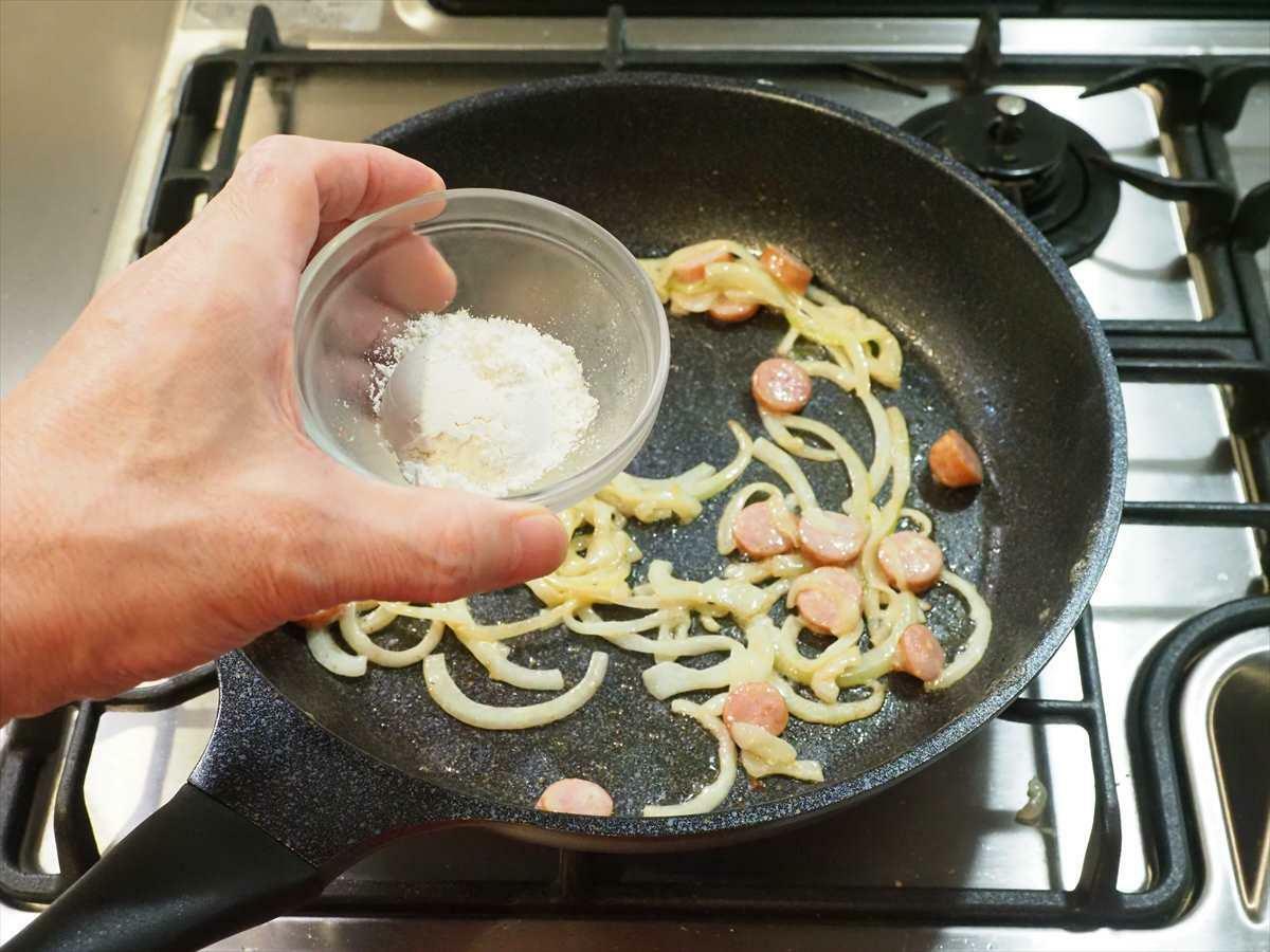 小麦粉を油脂としっかり馴染ませるのが大事です。