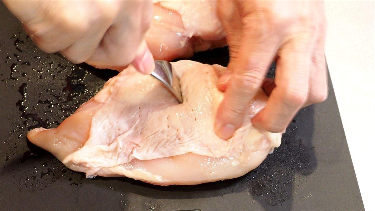 鶏むね肉はフォークで刺して穴だらけにして筋切り。調味液も浸透しやすくなる