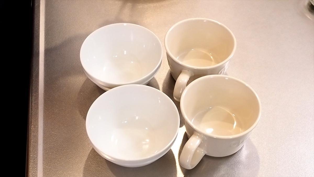 茶碗蒸しの容器でなく、口の広いカップやお椀を使う事で加熱むらを少なくできます。深めの容器を使うときは2分加熱するごとに混ぜながら加熱すると、加熱むらを防げます。