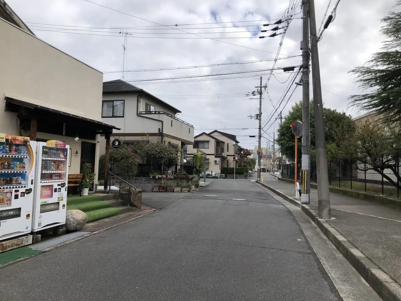 道路向かいが太田小学校