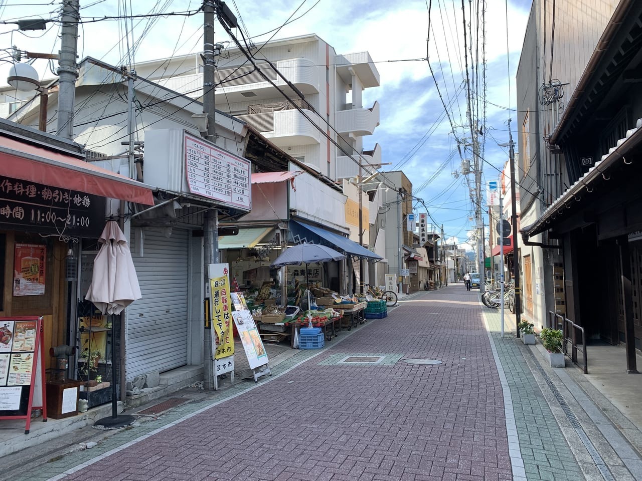 阪急本通商店街の中央部、「フードネットマート」横の道を北へ進み、「森青果店」の手前の角を左手に進んだ一角が「裏いば」です。