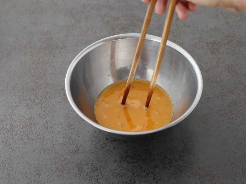 菜ばしを立て、はしの先をボウルの底につけて卵白を切るように混ぜると泡立ちにくい。