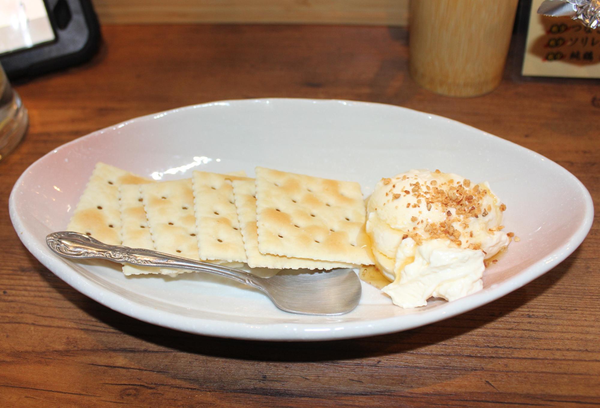 手作りチーズ豆腐、クラッカー付きでうまい！