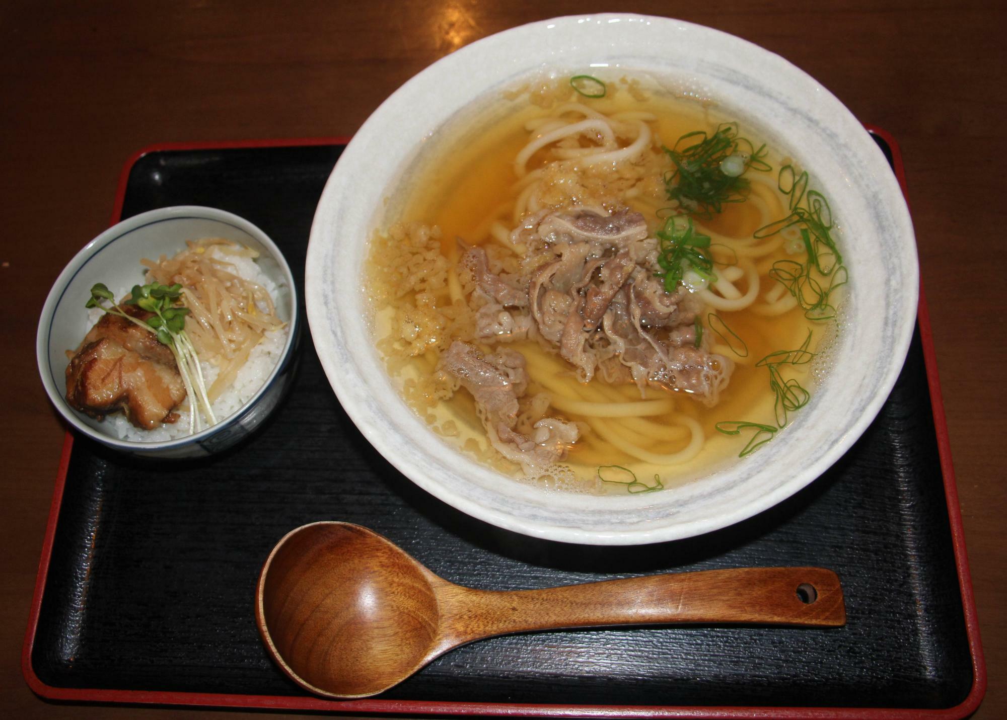 肉うどんセット（肉うどん、ラフテーご飯）950円