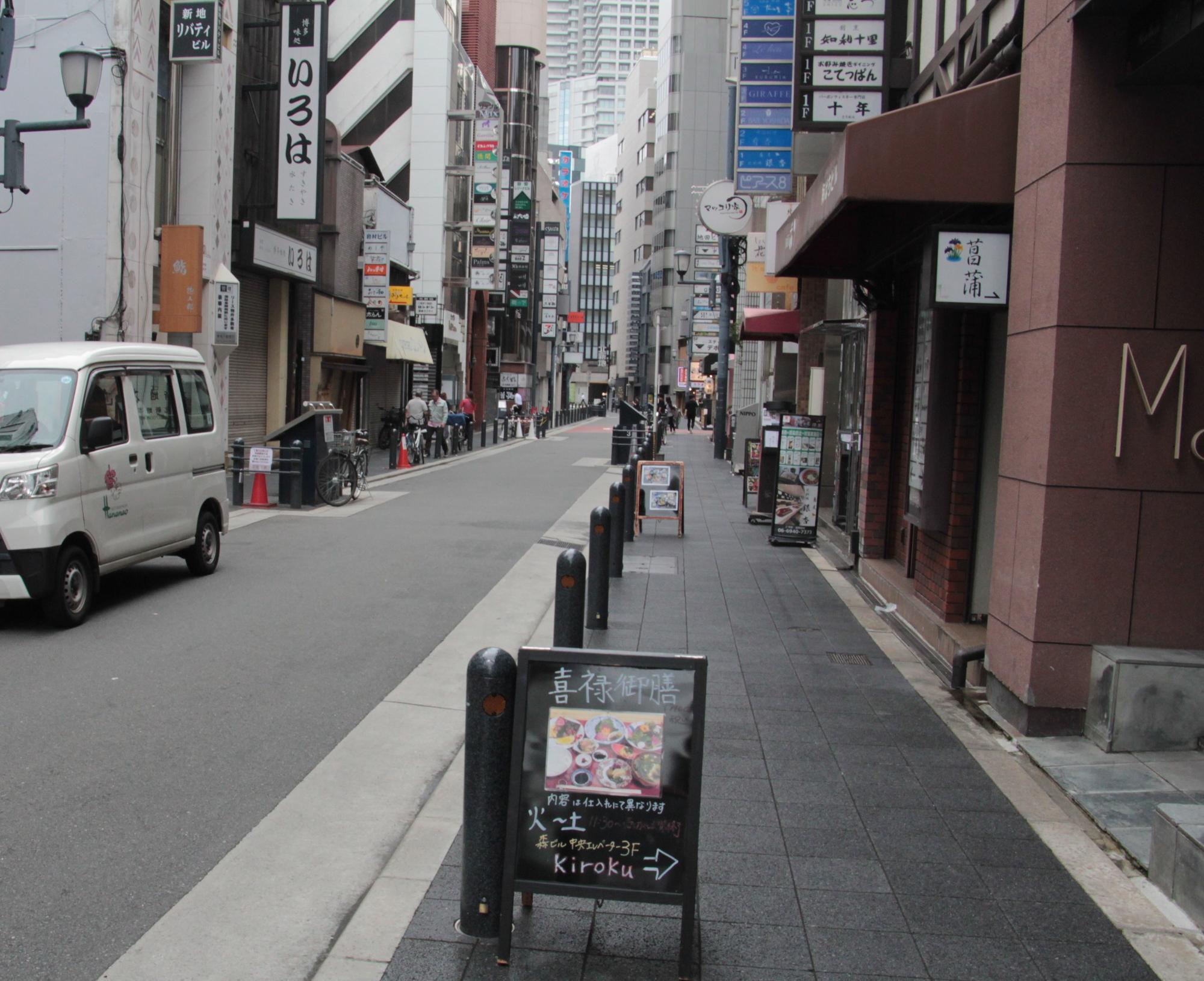 北新地の通りに各店の看板が出ています。