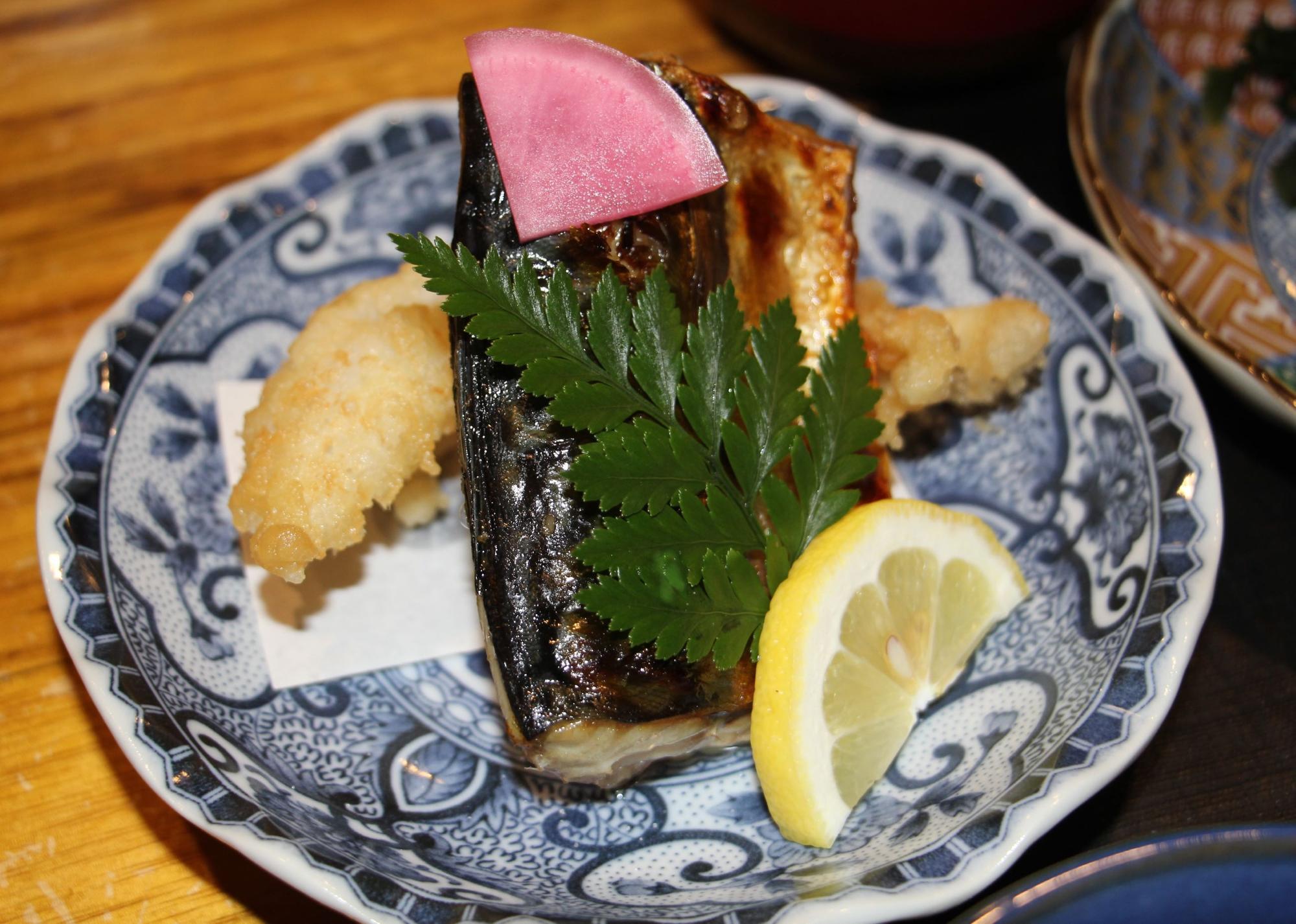 脂ののった塩サバと穴子の天ぷら、うまい！