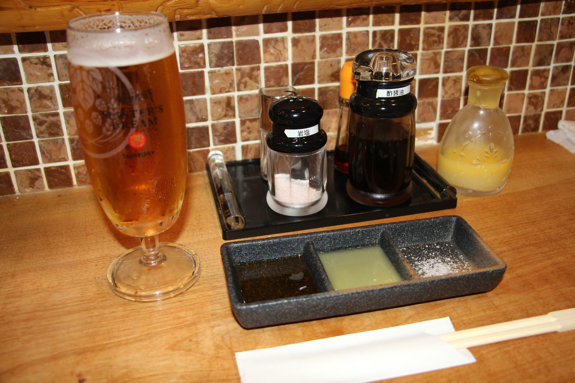 タレは3種類。左から酢醤油、すだち、岩塩