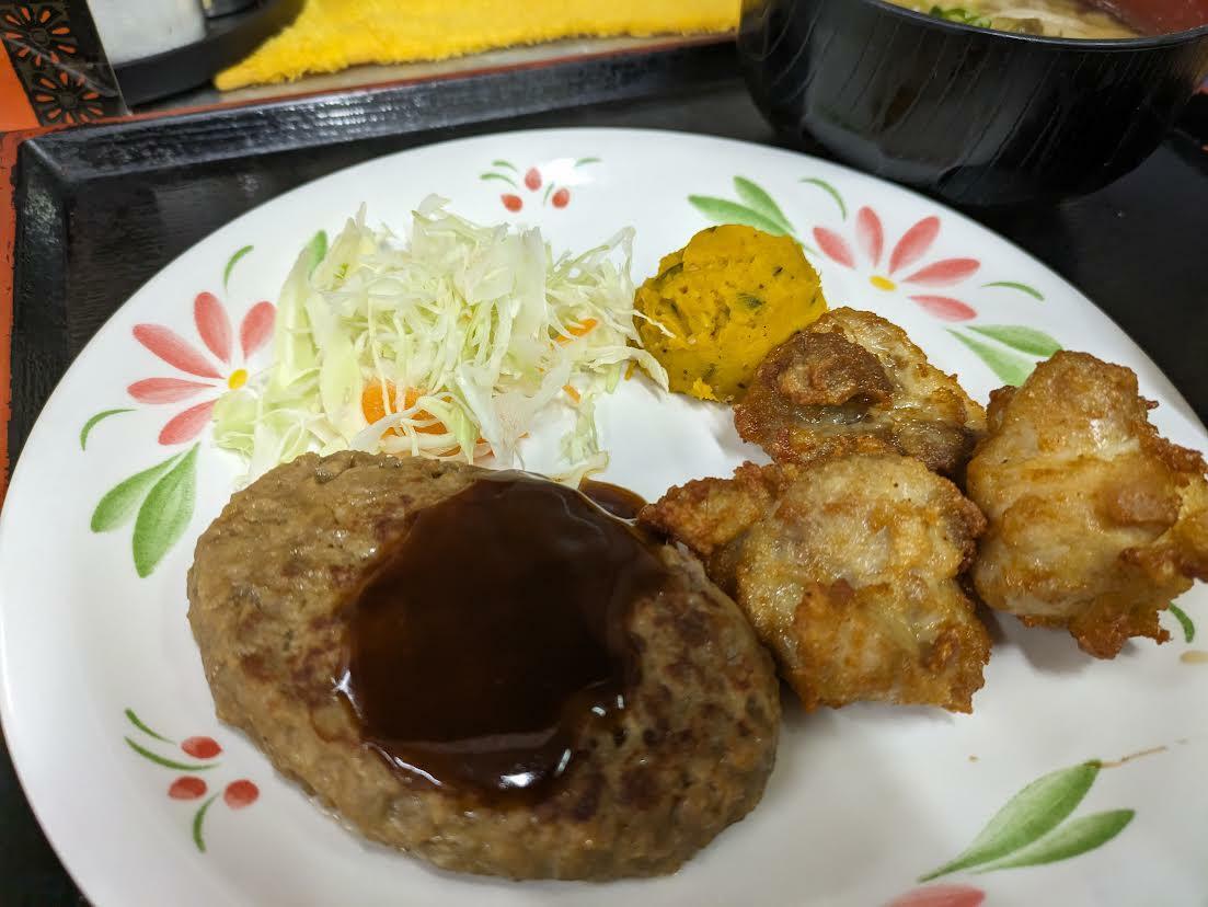 煮込みハンバーグは柔らかい。唐揚げもいける