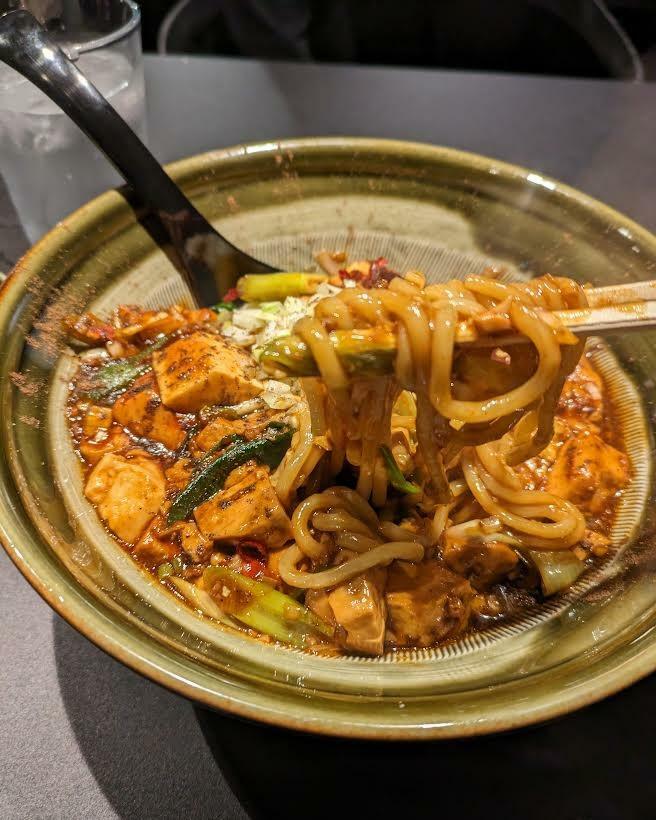 旨辛の麻婆豆腐と麺がよく合う