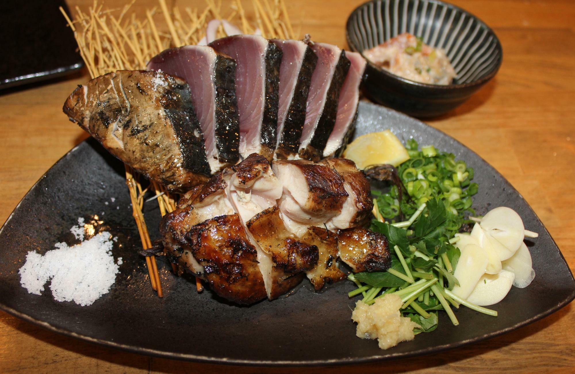 生鰹の藁焼き５切と阿波尾鶏ハーフ