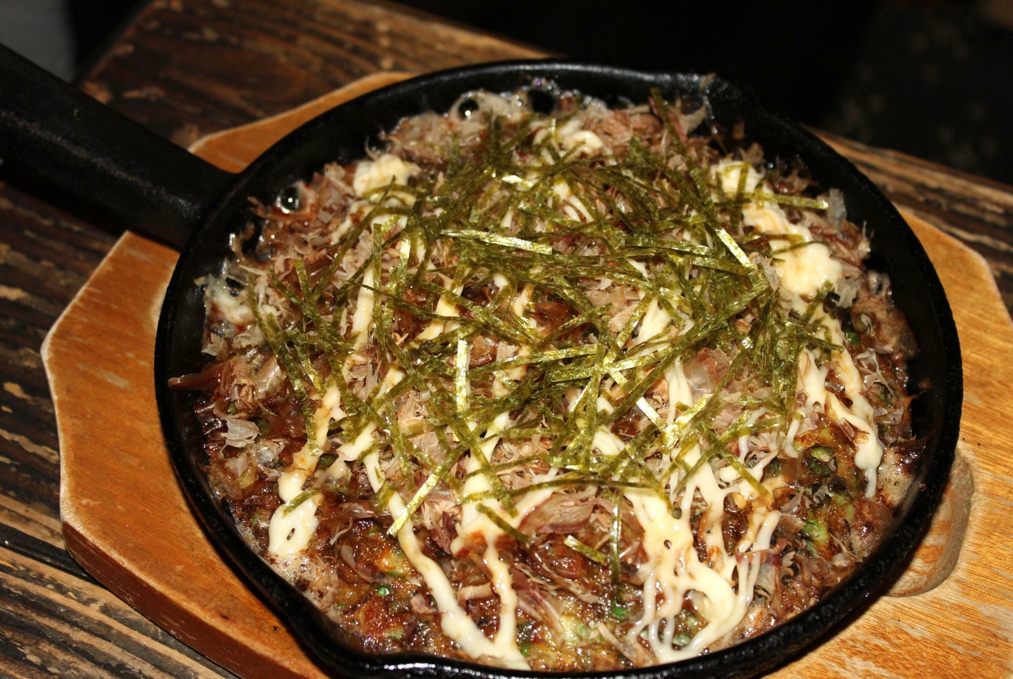 同店名物の納豆焼き。見た目はお好み焼き。