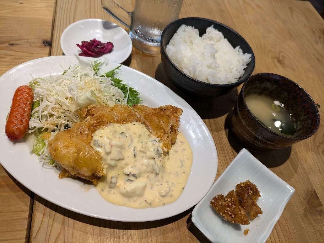 チキン南蛮定食。鶏皮もついてます