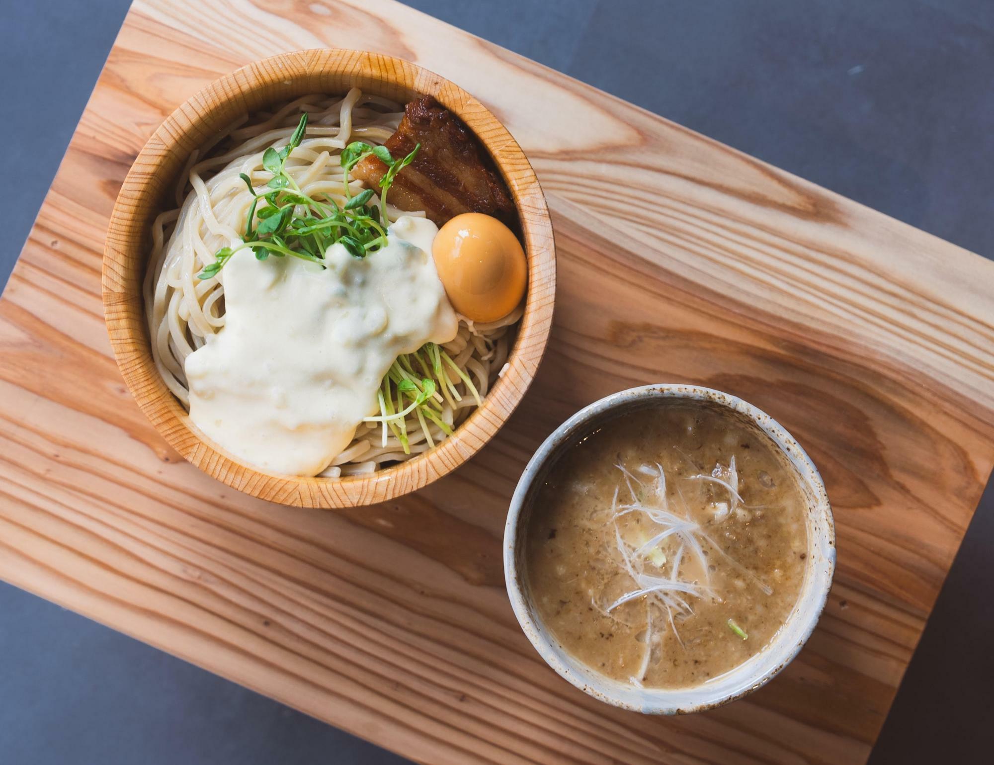 こちらは異色のチーズつけ麺（広報提供写真）