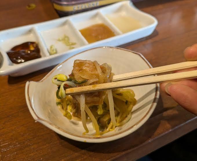 野菜とコリコリのホルモンがうまい！