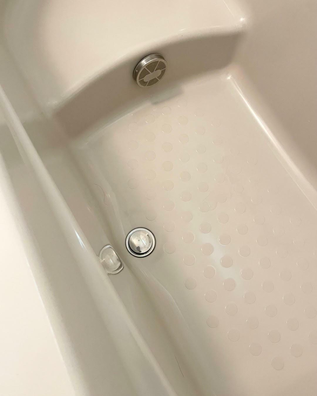 浴槽側の排水部も髪の毛などが詰まっていることがあり、臭いの原因になります。