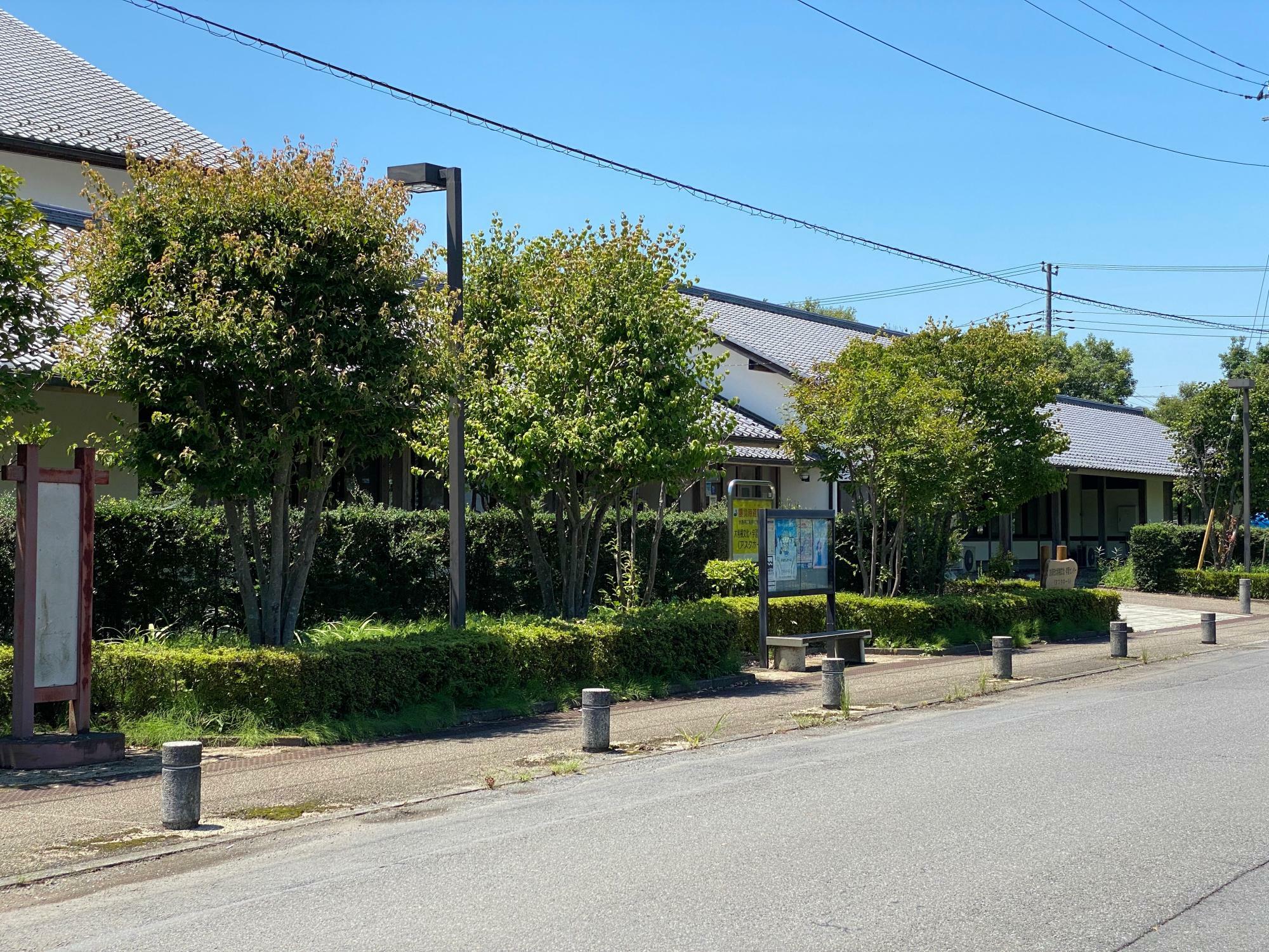 最寄りの大利根子育て支援センターぴっぴ方面から見たアスタホール