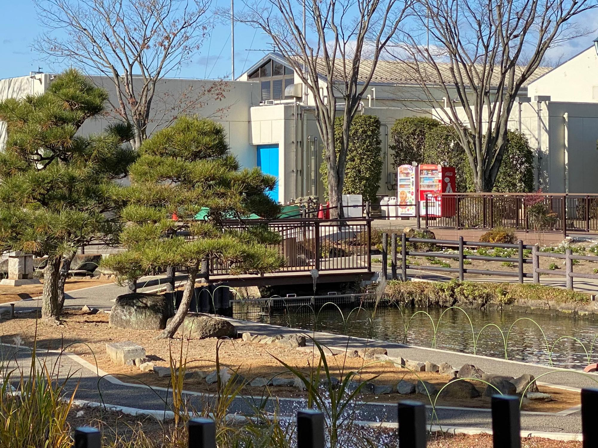 本館（奥の建物）