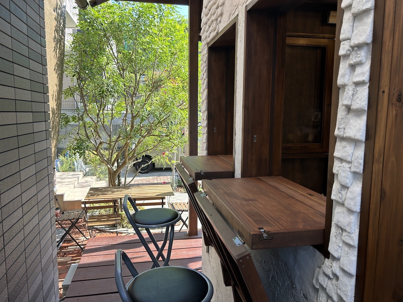 小屋の小窓を利用したカフェスペース