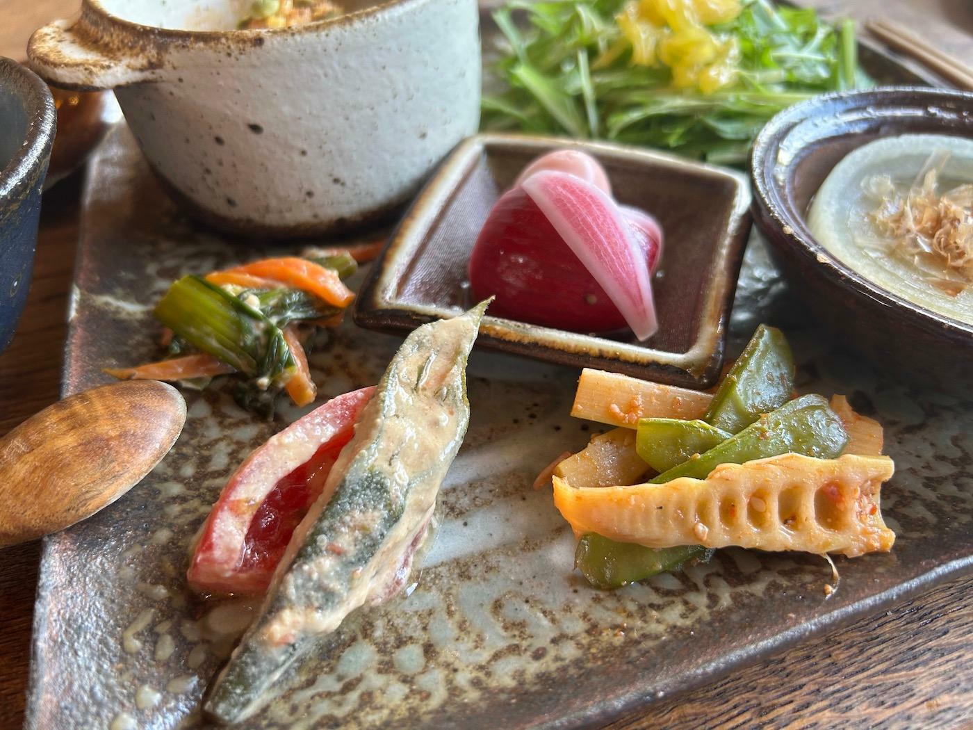 「小松菜と人参のひしおマヨ」に使われている「ひしお」は、麹を使った調味料