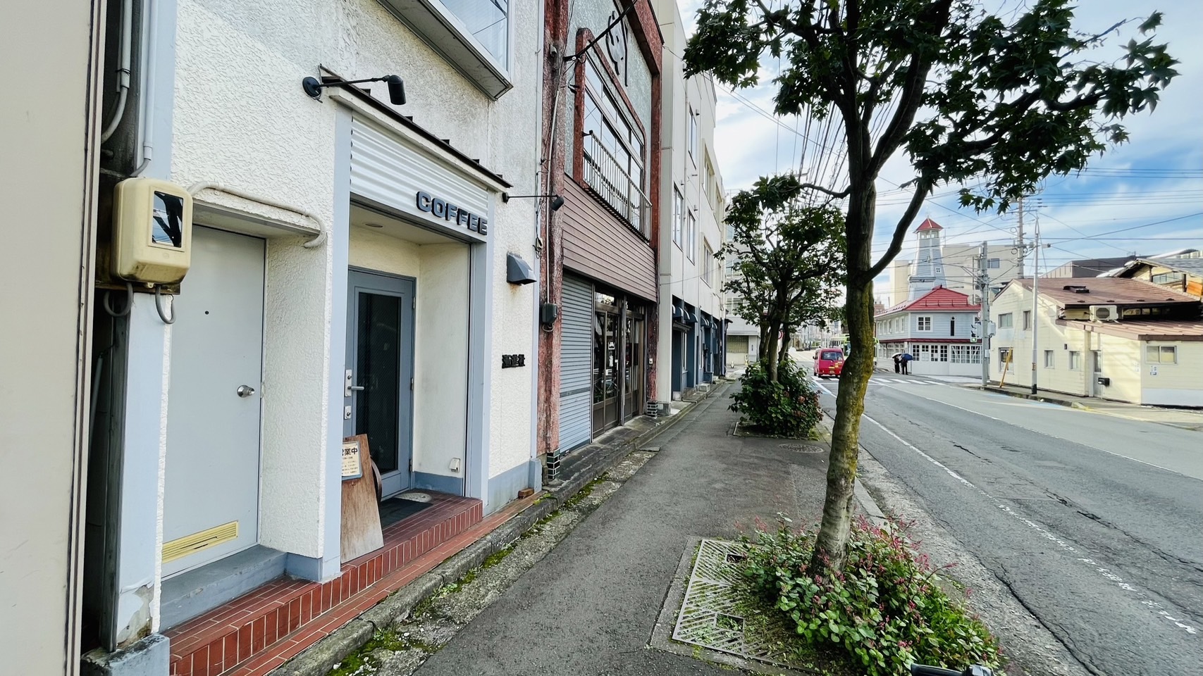 奥に見える赤と白の建物が紺屋町番屋